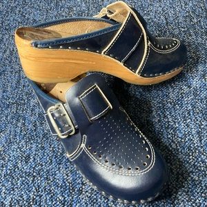 Womens wooden clogs , Navy blue and tan